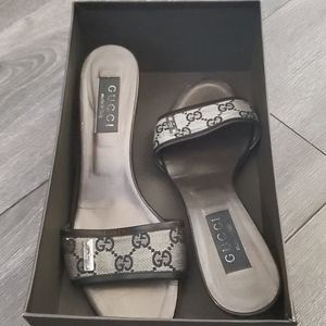 Gucci Sandals Grey w/ Black Leather Size US 9. Good/Fair condition w/box.